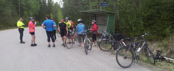 Pyöräilijät tauolla Soliskyläntien varrella