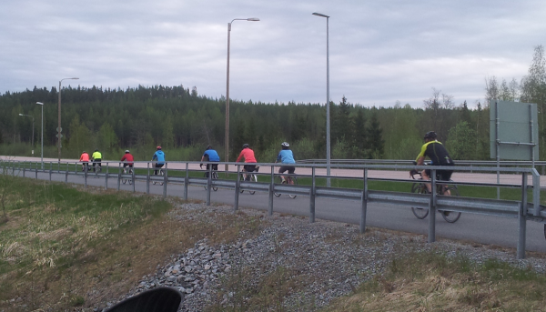 Pyöräilijät palumatkalla Hännilänsalmen maisemissa