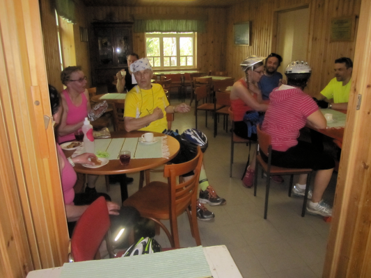 Pyöräilijät kahvitaulla Laukkalassa