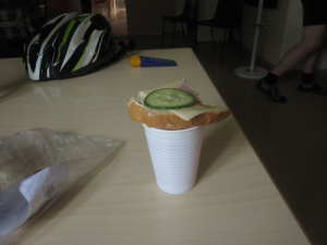 Kylmää mehua ja suolapalaa. Leipä ei ehtinyt ihan kokonaisena kuvaan.