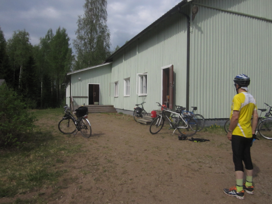 Pyörät parkissa Saarelan Nuorisoseurantalolla