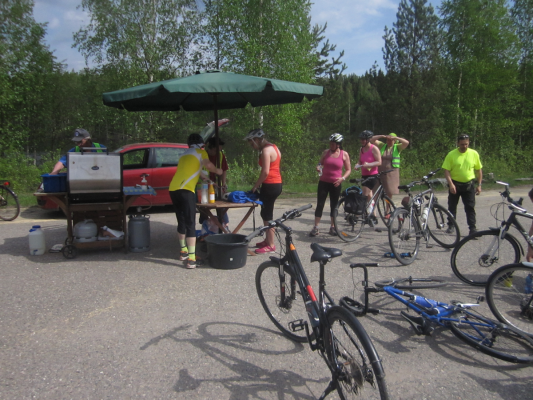 Pyöräilijät tauolla Kohisevanlahden levikkeellä
