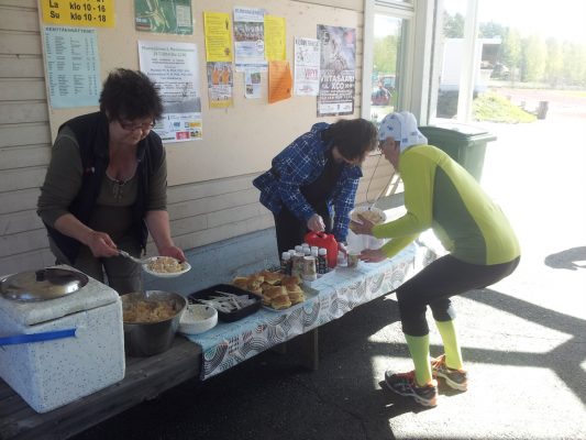 Piknik-tarjoilu sai kiitosta. Eipä tarvinnut omiin eväisiin turvautua.