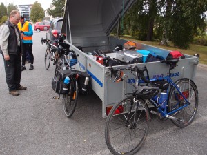 Aamun huollosta vastannut Kari Hämäläinen tarkastelee kalustoa