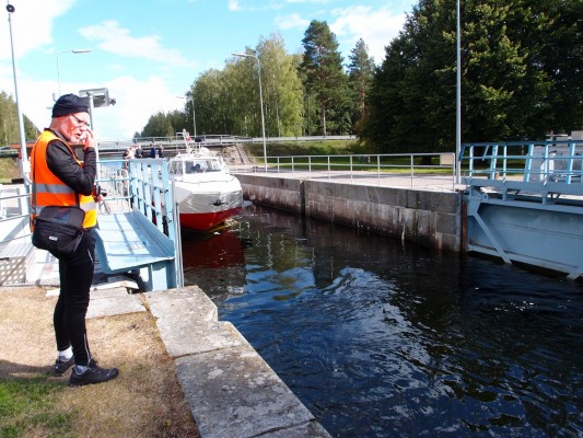 Suvi Express saapumassa Neituriin kanavaa pitkin