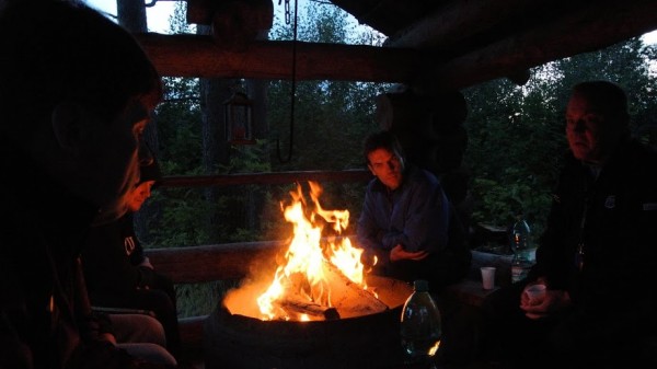 Ilta hämärtyy ja makkarat paistuvat Törmälässä (kuva: Markku Vihava 2014)