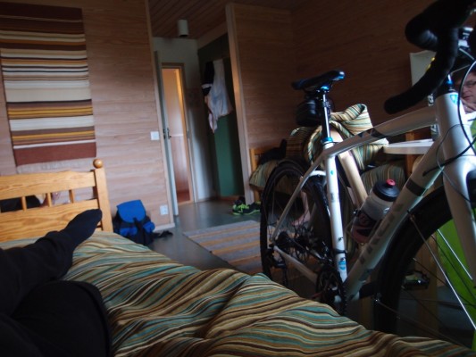 Pyöräilijät pitävät hyvää huolta kalustostaan. Mikko jopa siinä määrin, että Trekki pääsi nukkumaan isäntänsä viereen yöksi.