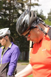 Joukkueen kapteeni tuumailee Kymönkoskella (kuva: Kirsi Holm 2014)