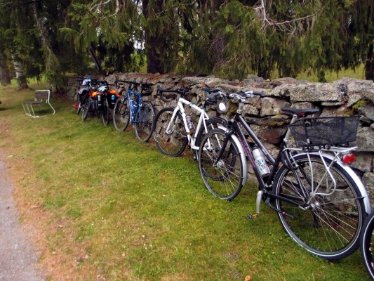 Fillarit parkissa Rautalammen kirkon edustalla