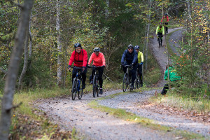 Pyöräilijät laskeutumassa Kellankoskelle (kuva: Markku Vihava 2014)