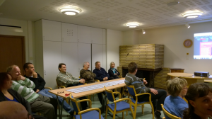 Pyöräilijät kuuntelemassa avajaissanoja